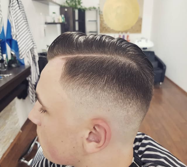 Gestylter Haarschnitt mit Seitenscheitel