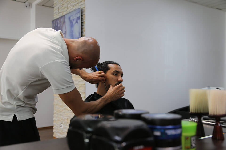 Donato bei der Nassrasur im Salon in Germering