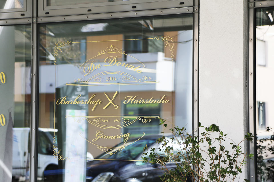 Schaufenster mit Logo